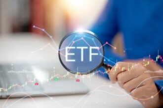 Illustration montrant un investisseur analysant des ETF, symbolisant les risques de diversification trompeuse, de volatilité et de mauvaise enveloppe fiscale.