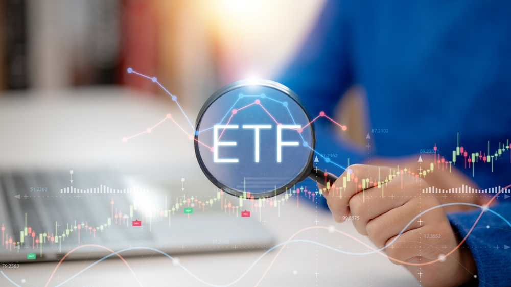 Illustration montrant un investisseur analysant des ETF, symbolisant les risques de diversification trompeuse, de volatilité et de mauvaise enveloppe fiscale.