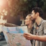 Illustration d’un voyageur consultant une annonce de location saisonnière avec numéro d’enregistrement obligatoire dans l’Union européenne