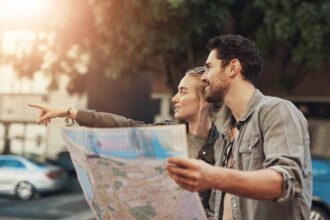 Illustration d’un voyageur consultant une annonce de location saisonnière avec numéro d’enregistrement obligatoire dans l’Union européenne