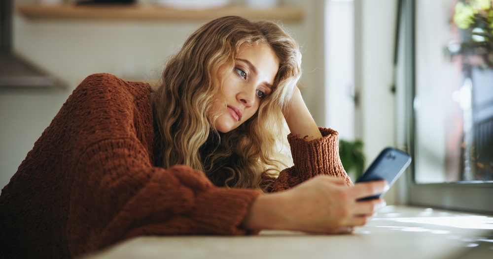 Personnes utilisant une application de rencontre sur smartphone, illustrant la transformation des sociabilités à l’ère numérique.