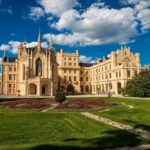 Château français entouré de jardins, idéal pour des vacances en famille durant l’été 2026.