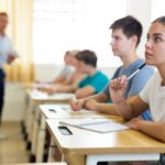 Jeune étudiant consultant l’offre de prêt étudiant à 1,99 % du Crédit Agricole, accessible sans caution parentale.