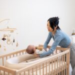 Espace japonais de type “Yonaki Goya” avec tatamis, bénévoles et coin repos, dédié aux mères fatiguées et à leurs bébés éveillés la nuit.