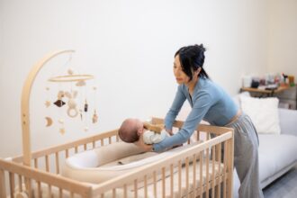 Espace japonais de type “Yonaki Goya” avec tatamis, bénévoles et coin repos, dédié aux mères fatiguées et à leurs bébés éveillés la nuit.