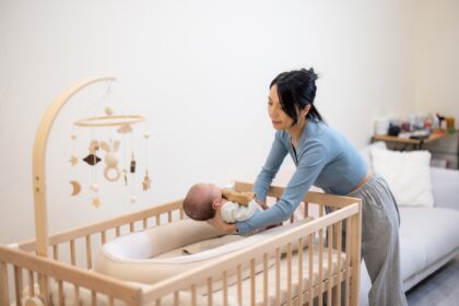 Espace japonais de type “Yonaki Goya” avec tatamis, bénévoles et coin repos, dédié aux mères fatiguées et à leurs bébés éveillés la nuit.