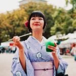 À Tokyo, l’essor discret du tourisme sexuel révèle précarité, exploitation et dérives numériques, malgré un afflux record de visiteurs étrangers.