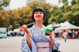 À Tokyo, l’essor discret du tourisme sexuel révèle précarité, exploitation et dérives numériques, malgré un afflux record de visiteurs étrangers.