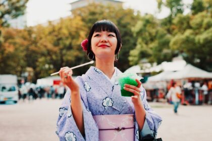 À Tokyo, l’essor discret du tourisme sexuel révèle précarité, exploitation et dérives numériques, malgré un afflux record de visiteurs étrangers.