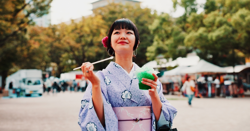 À Tokyo, l’essor discret du tourisme sexuel révèle précarité, exploitation et dérives numériques, malgré un afflux record de visiteurs étrangers.