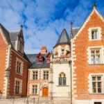 Vue d’un château français entouré de jardins, idéal pour des vacances d’été 2026 en famille, entre nature, détente et patrimoine.