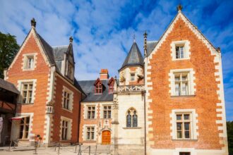 Vue d’un château français entouré de jardins, idéal pour des vacances d’été 2026 en famille, entre nature, détente et patrimoine.