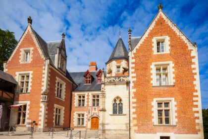 Vue d’un château français entouré de jardins, idéal pour des vacances d’été 2026 en famille, entre nature, détente et patrimoine.