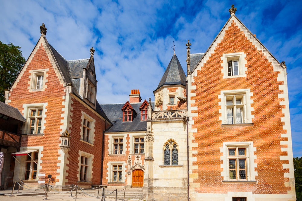 Vue d’un château français entouré de jardins, idéal pour des vacances d’été 2026 en famille, entre nature, détente et patrimoine.