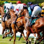 Journalistes et caméras sur un hippodrome français, illustrant le rôle des médias dans l’évolution du monde des courses.