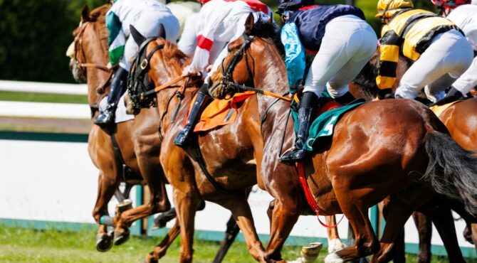 Journalistes et caméras sur un hippodrome français, illustrant le rôle des médias dans l’évolution du monde des courses.