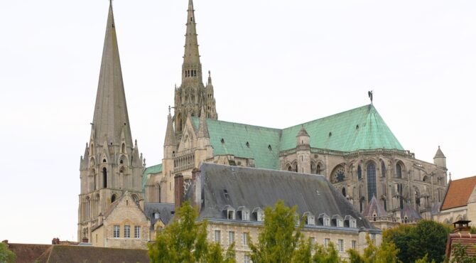 Le pèlerinage Chartres–Paris réunit chaque Pentecôte des milliers de marcheurs pour 100 km en trois jours, entre ferveur, nature et tradition.