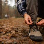 Paire de chaussures de randonnée posée sur un sentier, illustrant le choix du bon équipement pour marcher en montagne
