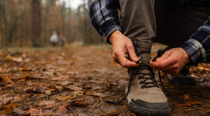 Paire de chaussures de randonnée posée sur un sentier, illustrant le choix du bon équipement pour marcher en montagne