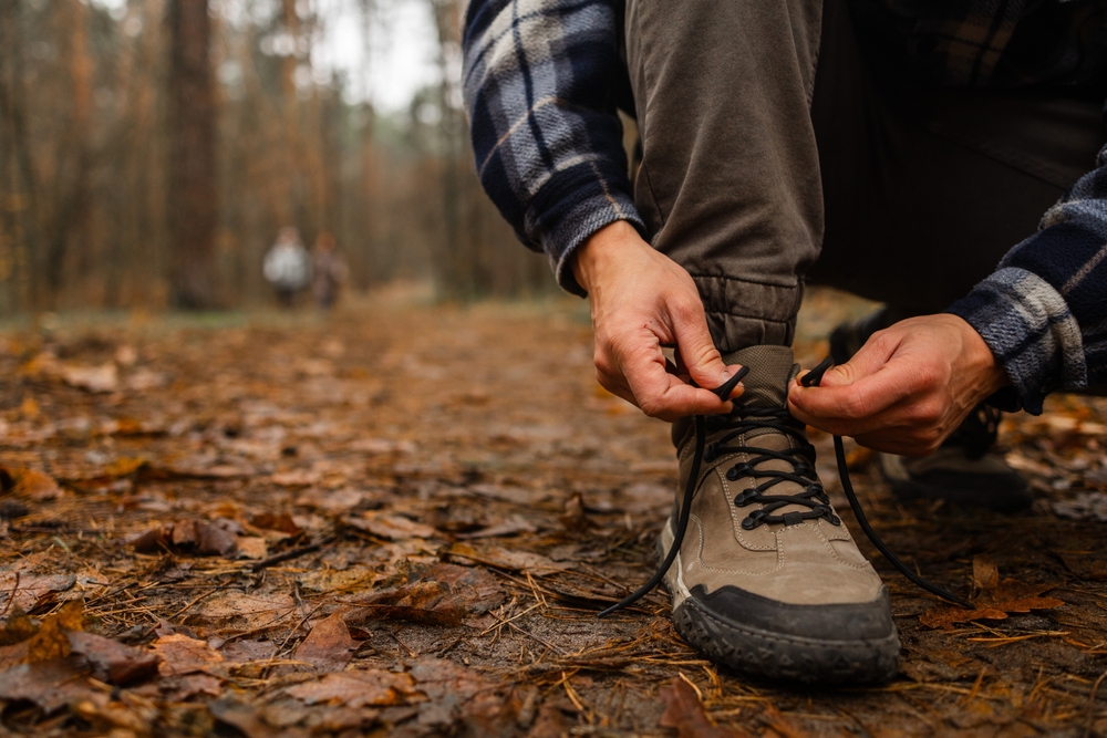 Paire de chaussures de randonnée posée sur un sentier, illustrant le choix du bon équipement pour marcher en montagne