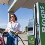 Schéma montrant la transformation d’excréments humains en biogaz dans un système de méthanisation utilisé comme source d’énergie renouvelable.