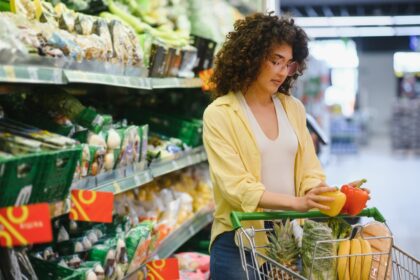 Rayons clairsemés dans un supermarché urbain, illustrant la dégradation du quotidien et le malaise croissant des consommateurs en France.