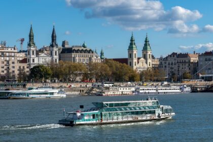 Croisière sur le Danube : ambiance chaleureuse, paysages d’Europe centrale et douceur de la vie à bord entre découvertes et détente.