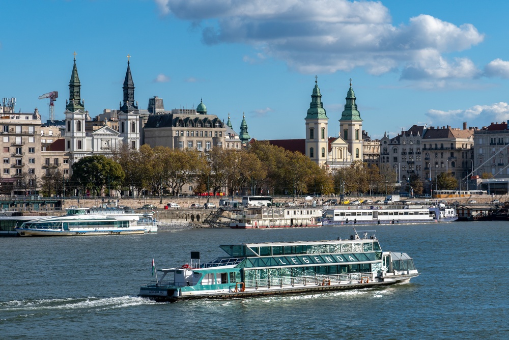 Croisière sur le Danube : ambiance chaleureuse, paysages d’Europe centrale et douceur de la vie à bord entre découvertes et détente.