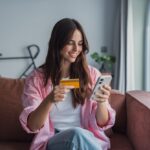 Façade d’une agence bancaire en cours de fermeture, symbolisant la réduction rapide du réseau physique face à la montée des services digitaux.