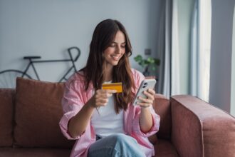 Façade d’une agence bancaire en cours de fermeture, symbolisant la réduction rapide du réseau physique face à la montée des services digitaux.
