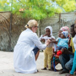 Équipe médicale en tenue de protection opérant dans une zone touchée par l’épidémie d’Ebola Bundibugyo en Ituri, illustrant la riposte sanitaire.