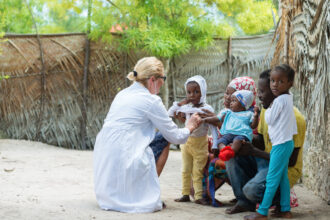 Équipe médicale en tenue de protection opérant dans une zone touchée par l’épidémie d’Ebola Bundibugyo en Ituri, illustrant la riposte sanitaire.