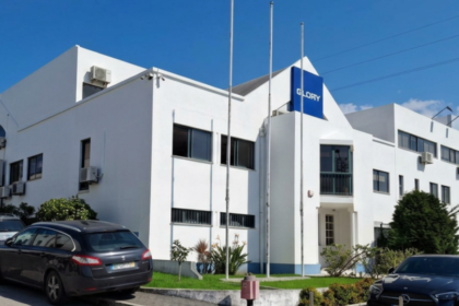 La SCPI Reason (MNK Partners) réalise sa première acquisition au Portugal : un actif industriel de 3,2 M€, loué 10 ans à Glory Global Solutions, offrant un rendement de 7,7 % AEM. Une opération qui renforce la diversification internationale du portefeuille.
