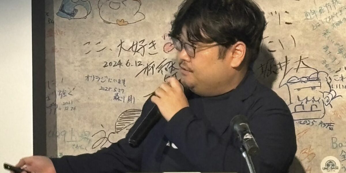 向山純平 présentant du saké japonais lors d’un événement culturel, mettant en valeur les brasseries artisanales et la tradition du brassage.