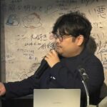 向山純平 présentant du saké japonais lors d’un événement culturel, mettant en valeur les brasseries artisanales et la tradition du brassage.