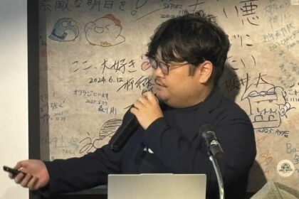 向山純平 présentant du saké japonais lors d’un événement culturel, mettant en valeur les brasseries artisanales et la tradition du brassage.
