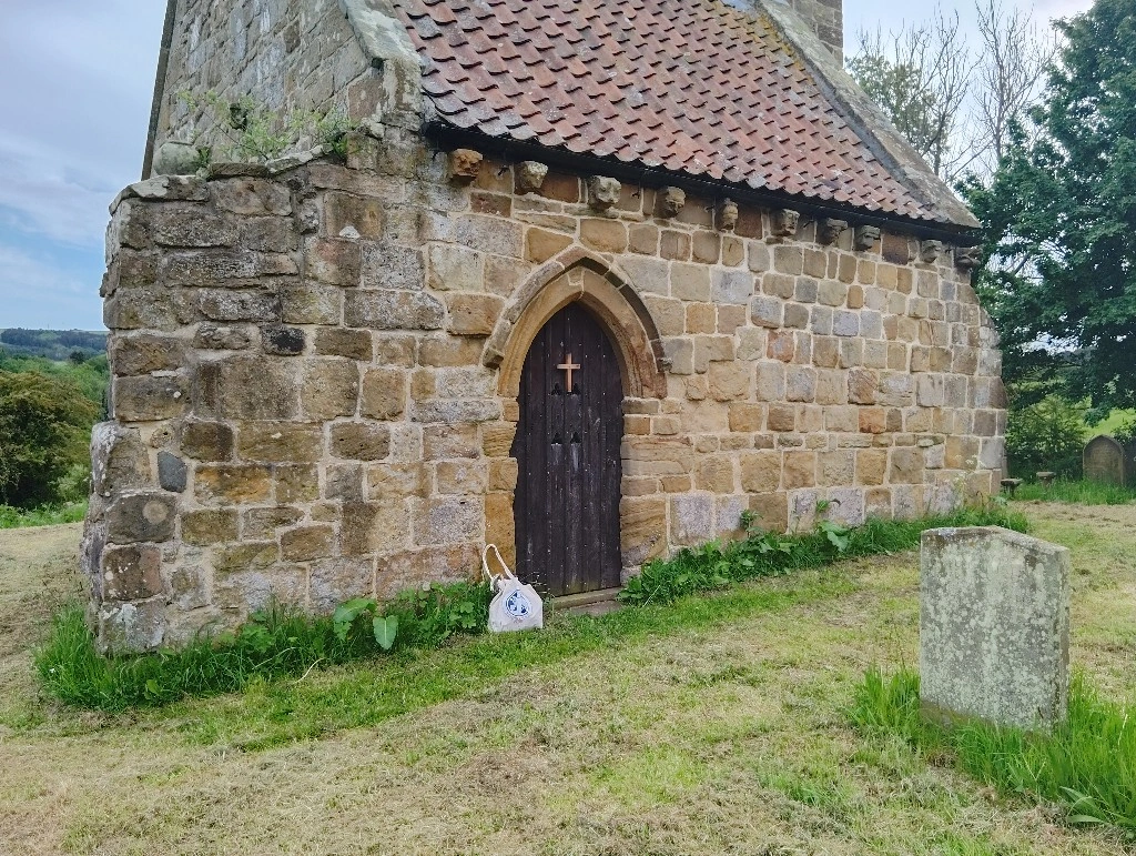 Vue de l’ancienne église Saint‑André d’Upleatham, entourée de collines et d’un cimetière ancien, symbole du mystère du village.