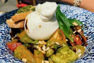 Le François Félix à Paris se réinvente sous la direction d’Alexandre Cailleret, entre esprit bistro, service optimisé et terrasse au calme.