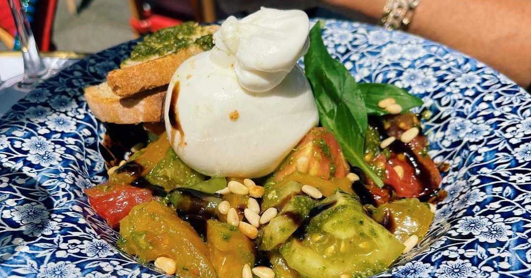 Le François Félix à Paris se réinvente sous la direction d’Alexandre Cailleret, entre esprit bistro, service optimisé et terrasse au calme.