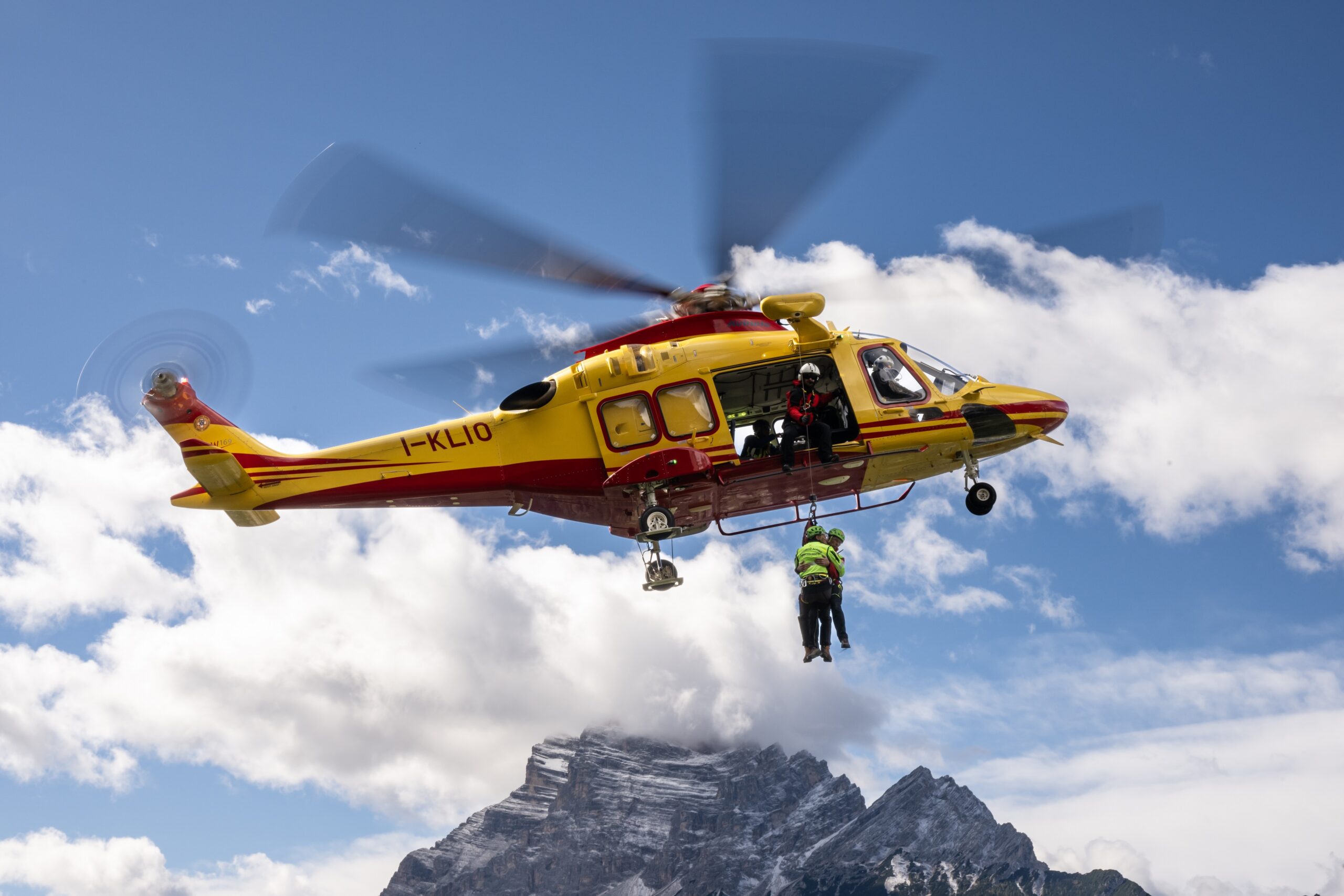 AW169 et AW139 de Leonardo destinés à Avincis, opérés pour des missions de secours médical, de recherche et de transport offshore.