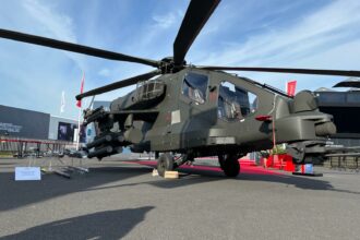 L’AW249 de Leonardo en vol lors d’une démonstration, illustrant sa puissance, sa maniabilité et son rôle central dans les futures opérations multidomaines.
