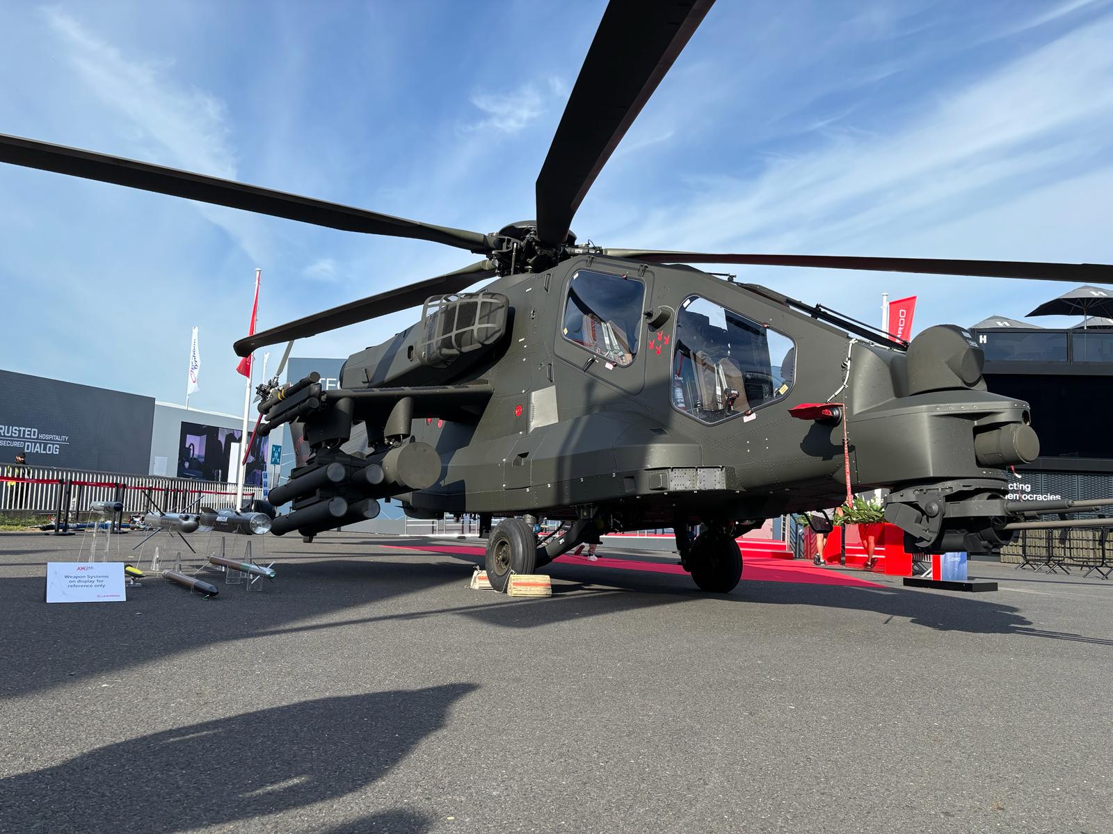 L’AW249 de Leonardo en vol lors d’une démonstration, illustrant sa puissance, sa maniabilité et son rôle central dans les futures opérations multidomaines.