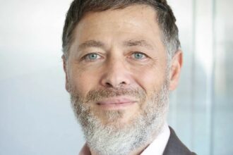 Portrait de Marc Oppenheim, nommé Directeur Prévention, Adaptation et Sécurité de Crédit Agricole Assurances, illustrant son rôle stratégique au sein du Groupe.