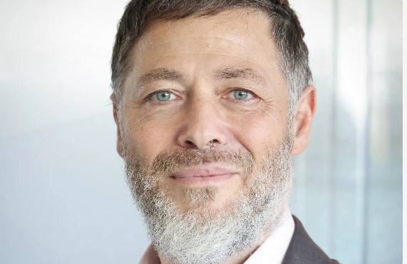 Portrait de Marc Oppenheim, nommé Directeur Prévention, Adaptation et Sécurité de Crédit Agricole Assurances, illustrant son rôle stratégique au sein du Groupe.