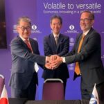 Représentation de la BERD et du Japon officialisant un nouveau mécanisme de financement destiné à soutenir les économies émergentes en monnaie locale.