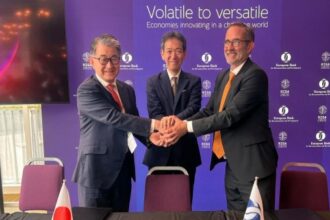 Représentation de la BERD et du Japon officialisant un nouveau mécanisme de financement destiné à soutenir les économies émergentes en monnaie locale.