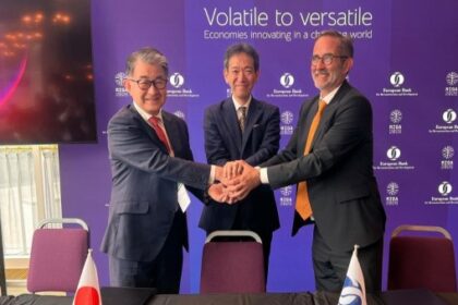 Représentation de la BERD et du Japon officialisant un nouveau mécanisme de financement destiné à soutenir les économies émergentes en monnaie locale.
