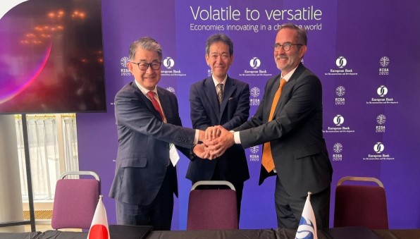 Représentation de la BERD et du Japon officialisant un nouveau mécanisme de financement destiné à soutenir les économies émergentes en monnaie locale.