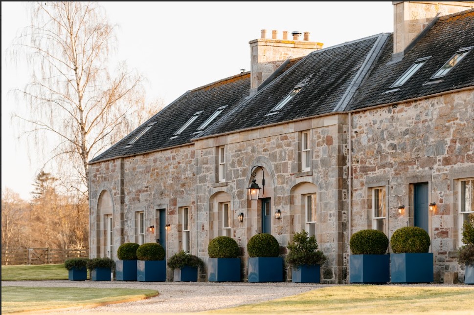 Au cœur de la Black Isle, Euan Ramsay a redonné vie à Newhall Mains, un domaine écossais oublié depuis plus d’un demi‑siècle. Entre héritage préservé, hospitalité sincère et paysages d’une rare douceur, il dévoile pour VDA l’âme profonde de ce lieu hors du temps.