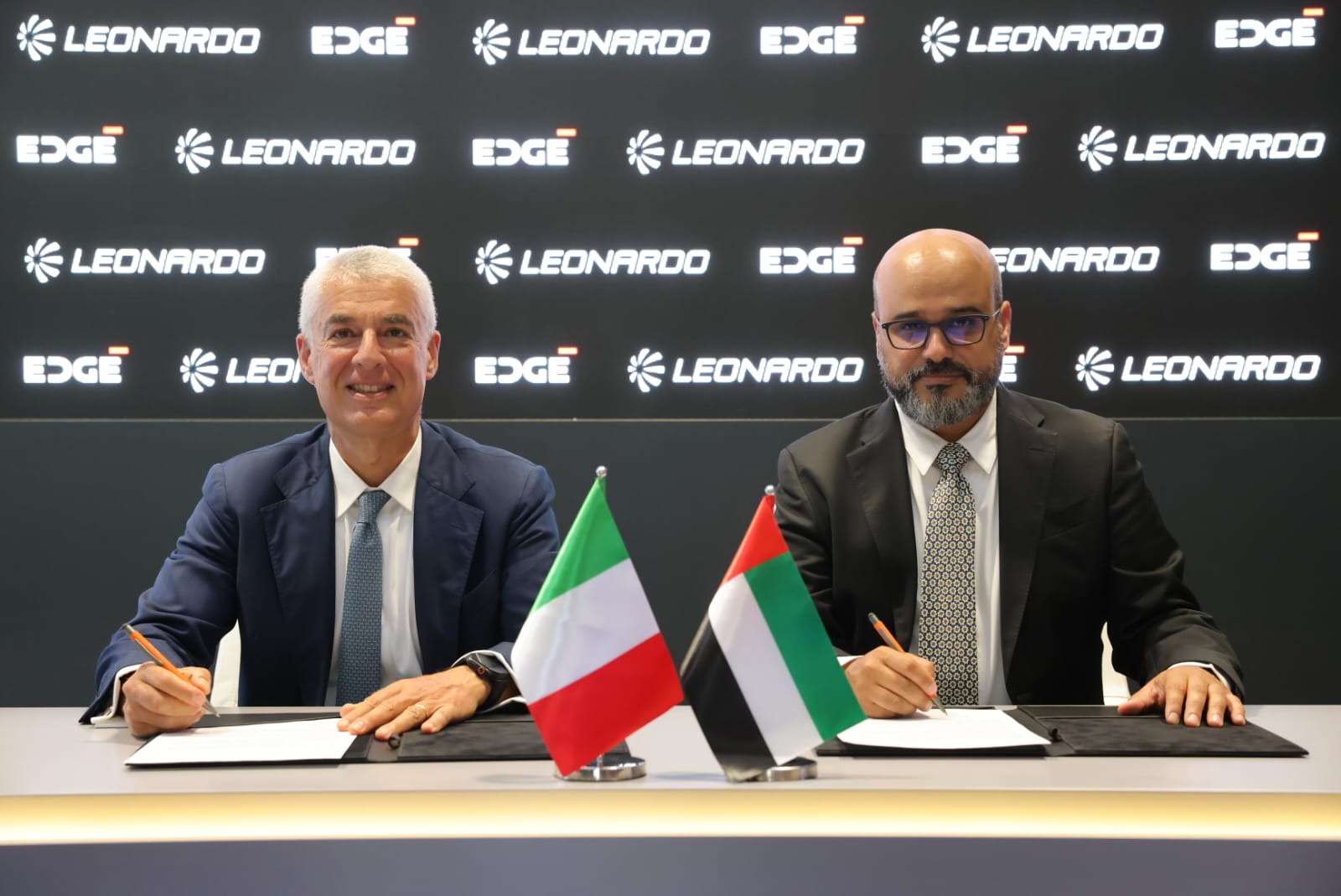 Visuel institutionnel montrant les logos d’EDGE et Leonardo, symbolisant la création d’une coentreprise dédiée aux radars, capteurs avancés et systèmes de défense intégrés.